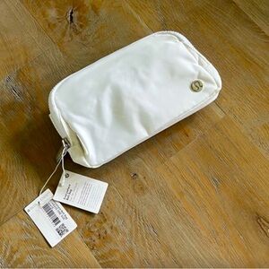 Lululemon Everywhere belt bag White 1L